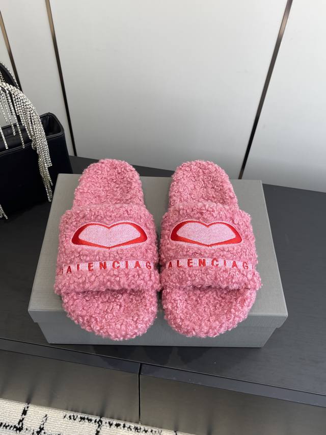 Thin-soled Balenciaga 25Ss Autumn/Winter Fleece Slippers. Features embroidered l