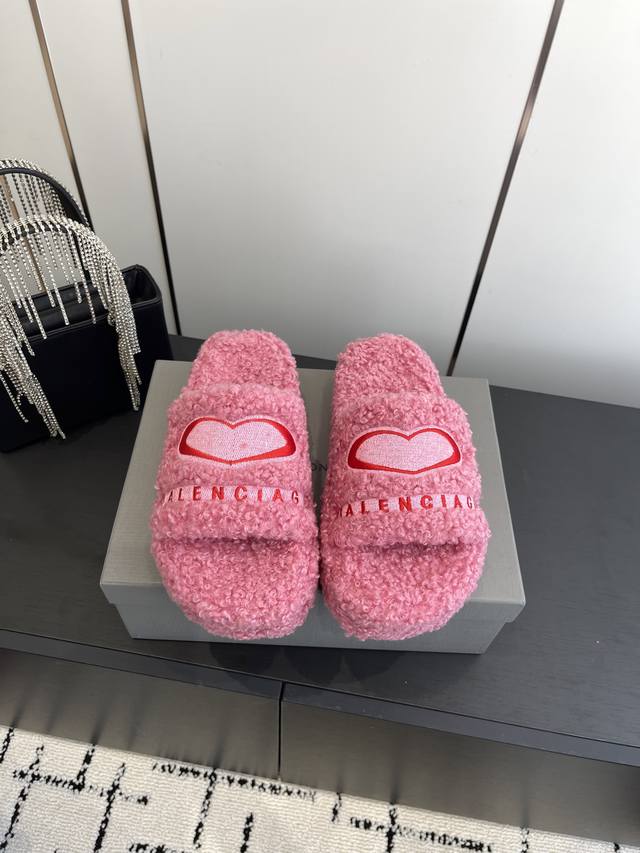Balenciaga 25Ss Autumn/Winter Fleece Slippers. Features embroidered lettering an