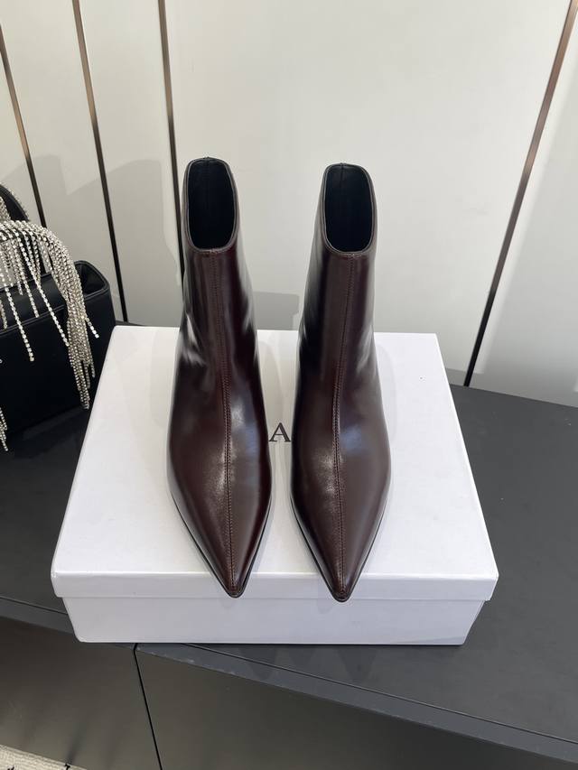 Khaite 25Ss Autumn/Winter New Stunning Boots A chic and stylish choice, not nece