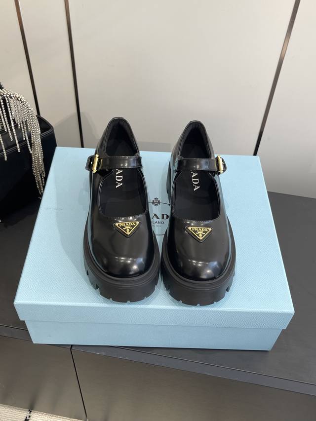 Prada 25Ss New Platform Mary Jane Shoes Retro, stylish, and avant-garde, the pla