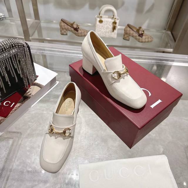Long-term stock available. Gucci low-cut loafers with a clever use of round toe