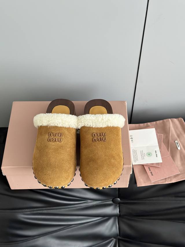 Miumi*25 New Wool Slippers, Thick-Soled Wooden Clogs, Fleece Mules. The upper is