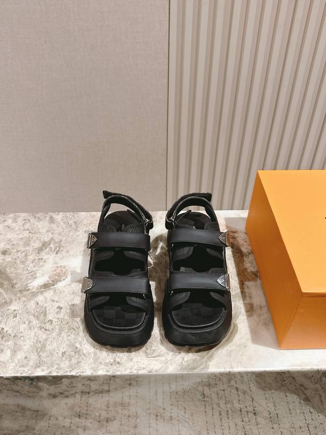 225 New Arrival from Louis Vuitton: Spring/Summer Platform Sandals with a Thick