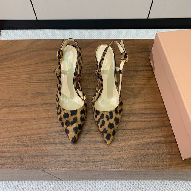 Gianvit* Ross* Open-back flats. Creating an elegant and feminine look, while als