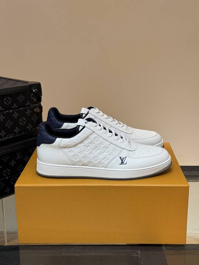 Ouis *Uitto* Men's Classic Casual Sneakers. This Rivoli sneaker features a suppl