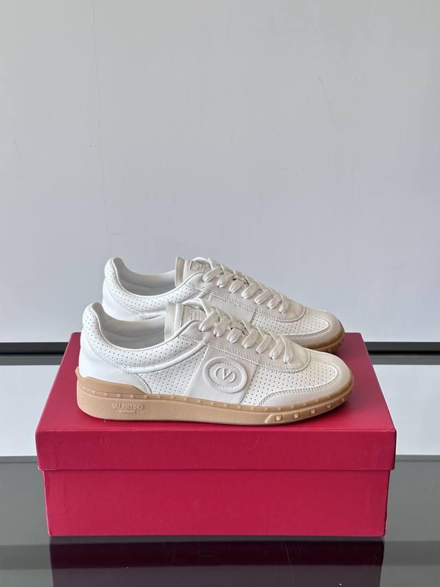 Valentin* Couple Casual Sneakers, a stylish and versatile item. Made with heavy-