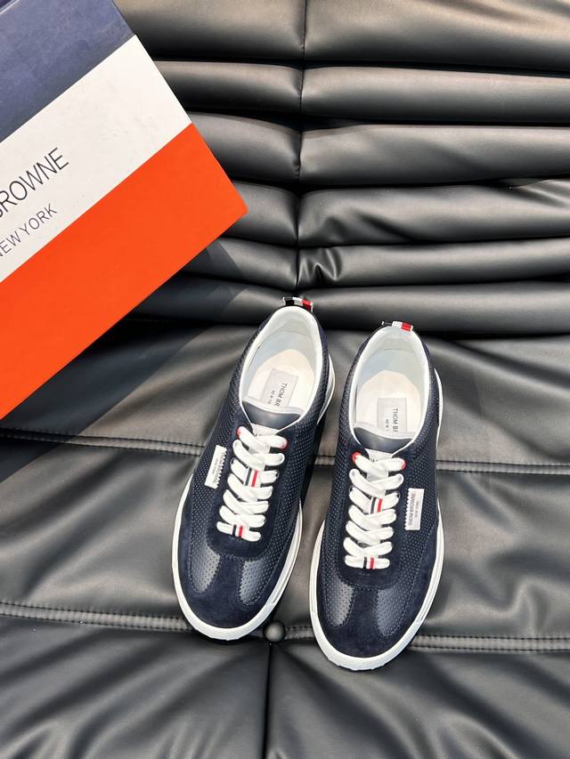 Tho* Brown* Air Cushion Casual Sneakers feature a clean, streamlined design and