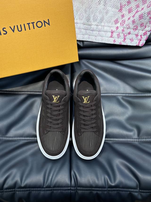 Ouis *Uitto* Men's Classic Casual Sneakers. These sneakers feature a supple cowh