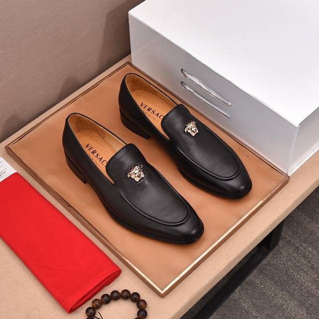 High-quality Versace new men's casual leather shoes with a water-dyed cowhide up High-quality Versace new men's casual leather shoes with a water-dyed cowhide up