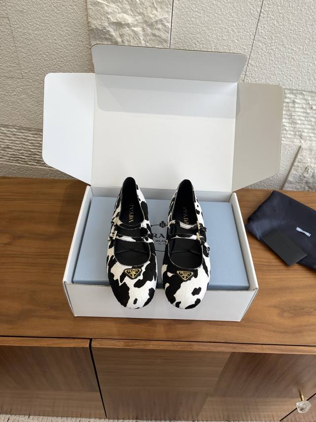 Top Version: Comes with exquisite boutique box. Prada 25Ss Autumn/Winter New Rou