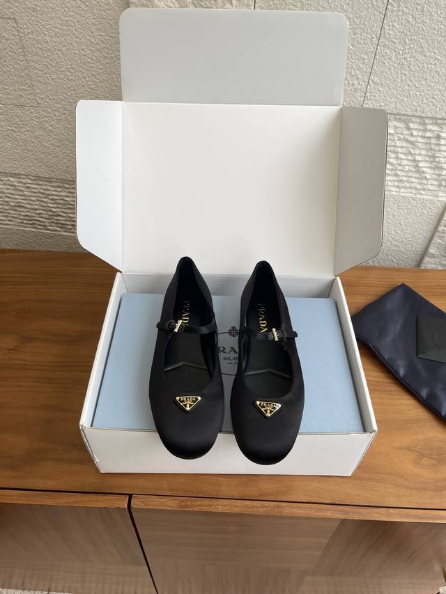 Top Version: Comes with a beautiful boutique box. Prada 25Ss Autumn/Winter New R