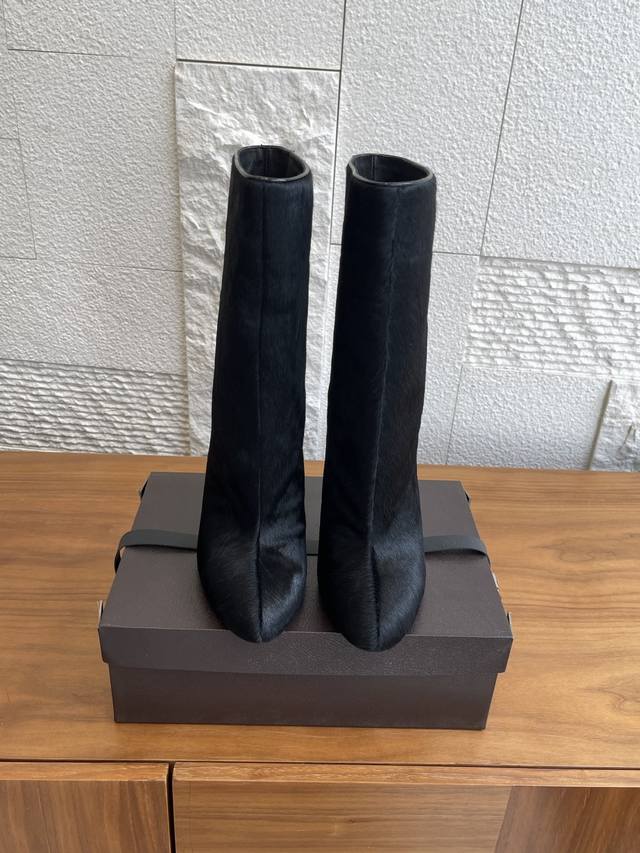 Top Version: Alaia 2025 Autumn/Winter New Round Toe Stiletto Heeled Ankle Boots