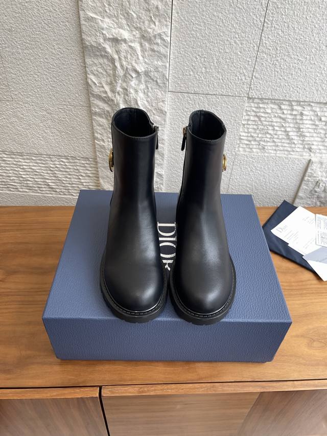 Top-tier version: Dior Fall/Winter runway workwear mid-calf boots, highly recomm