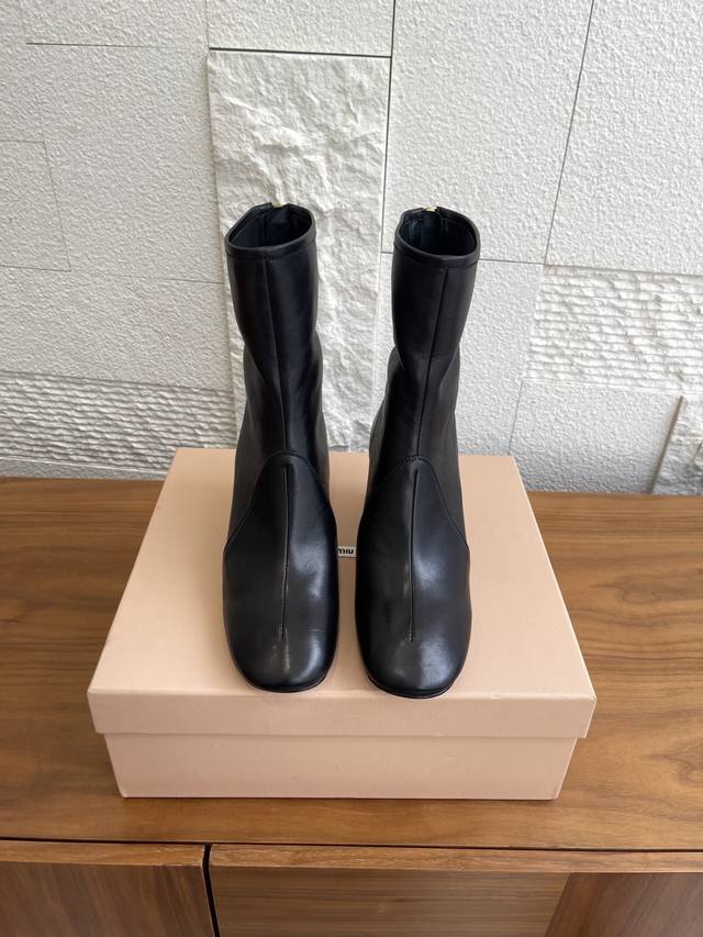 Top Version: Miu Miu 25Ss Fall/Winter Fashion Show Back Zipper Chunky Heel Ankle