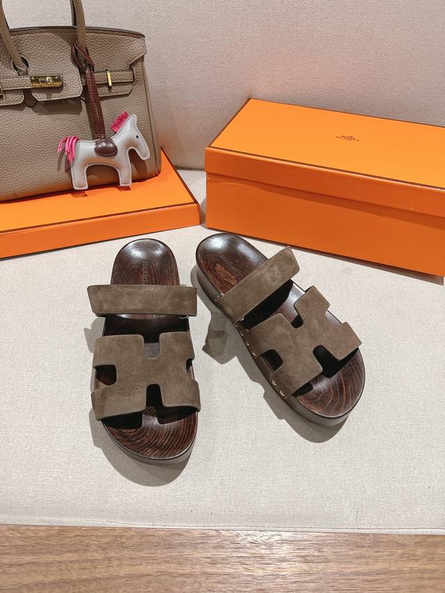 Wooden-soled slippers