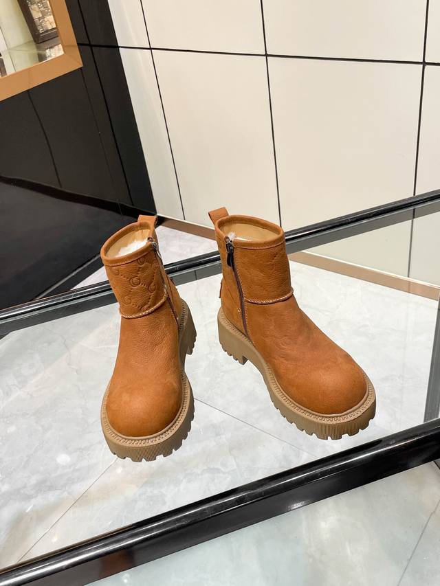 Factory direct price. New Ugg product from overseas boutiques, featuring a simpl