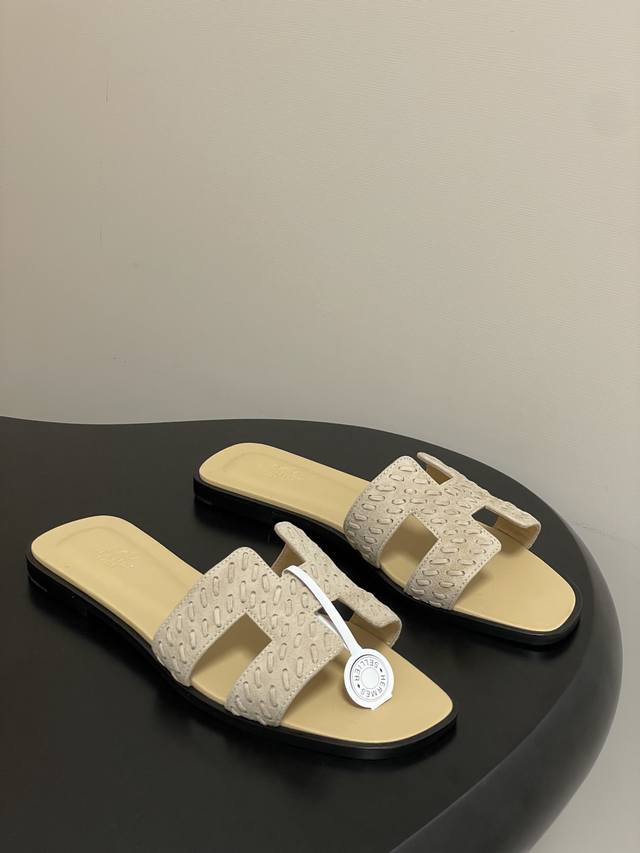 Top quality with a high-end airplane box. Hermes Oran woven suede sandals, 2025