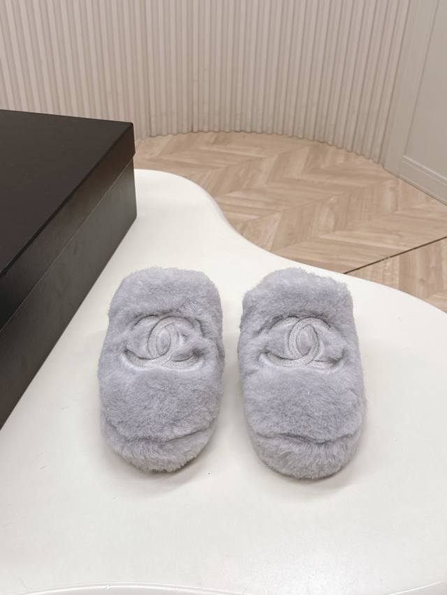 Hot Selling Item: Chanel 2025 Autumn/Winter New Style Furry Slippers. These furr