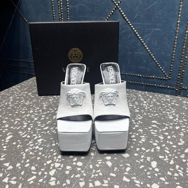 Versace Fall/Winter New Shoes Medusa New Sky-High Platform Sandals Glossy waxed Versace Fall/Winter New Shoes Medusa New Sky-High Platform Sandals Glossy waxed