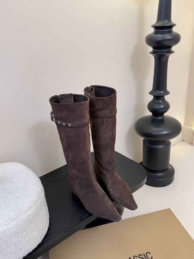 Low Classic 25 Autumn/Winter Riding Boots (Ddd). High-gloss suede upper, perfect