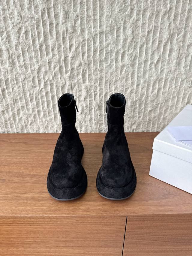 G129 The Row, a niche streetwear brand, presents its new 25SS Fall/Winter retro