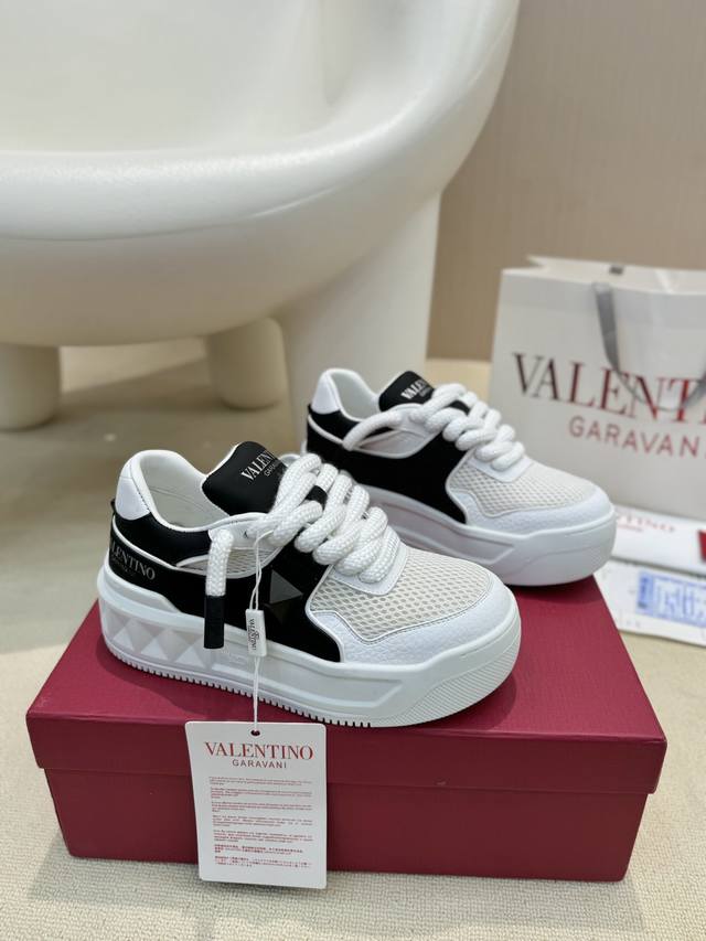Factory Direct Price: Couple Style Valentino Outfits, Top-Tier Version, Latest S