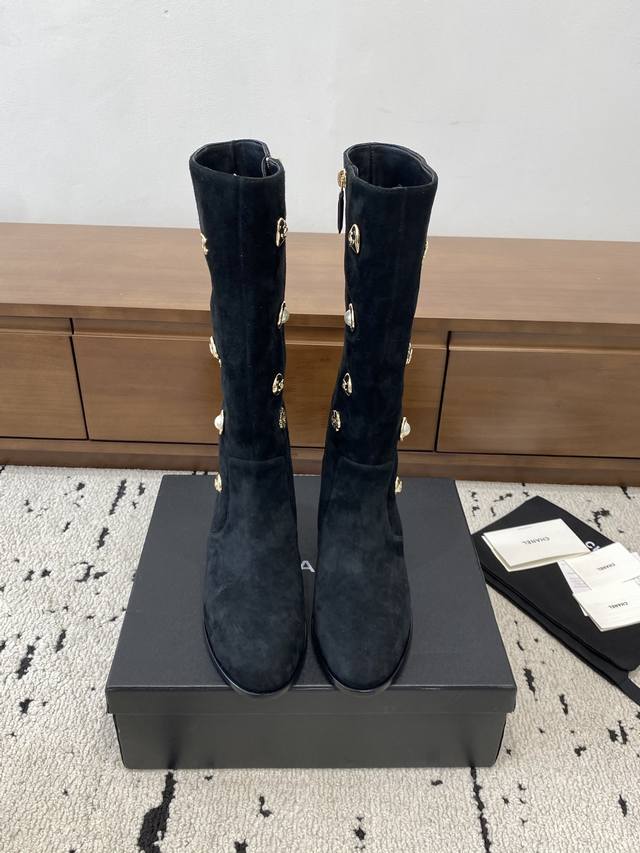 High-quality Chanel 2025 Autumn/Winter New Pearl and Metallic Embellished Riding