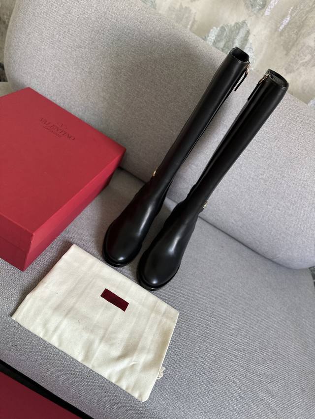 Val*Ntino's latest autumn/winter collection, small V-buckle series leather boots