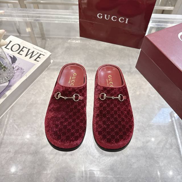 Women's Mules in Velvet with Horsebit Fit. Gucci continues to incorporate histor