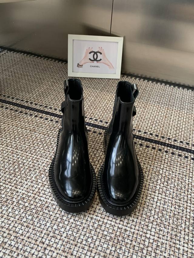 Prada's top-tier motorcycle boots are here! They look amazing on, are comfortabl