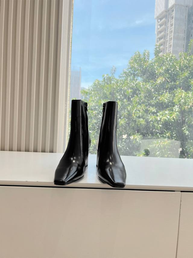 G085 Top Quality Saint Laurent Chelsea Ankle Boots, High Heels. These YSL (Yves