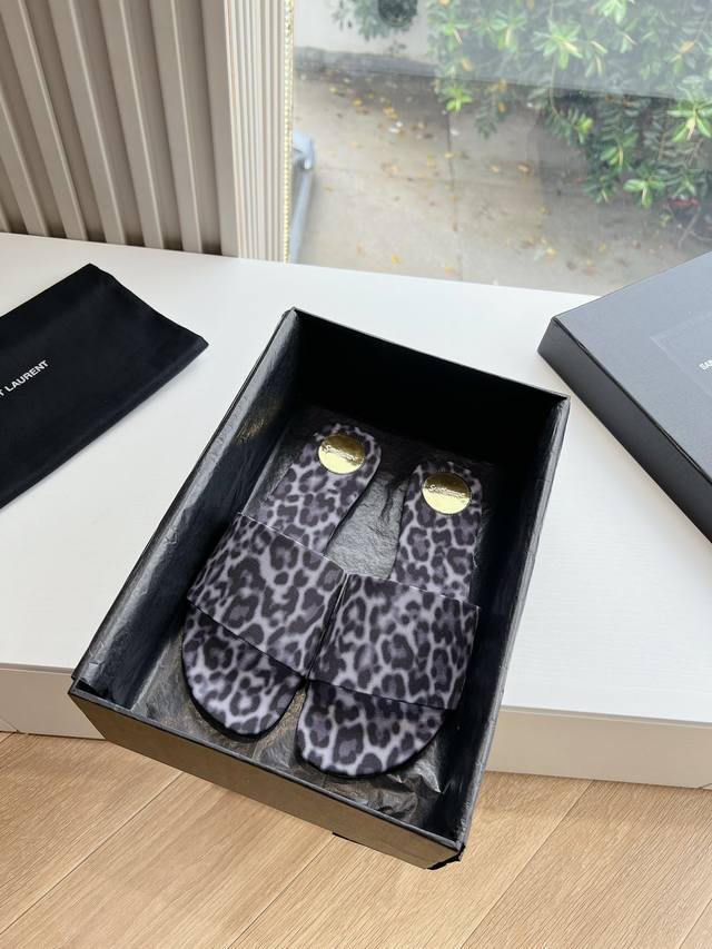 G887 Saint Laurent Paris Show Update Leopard print slippers are so beautiful Sai