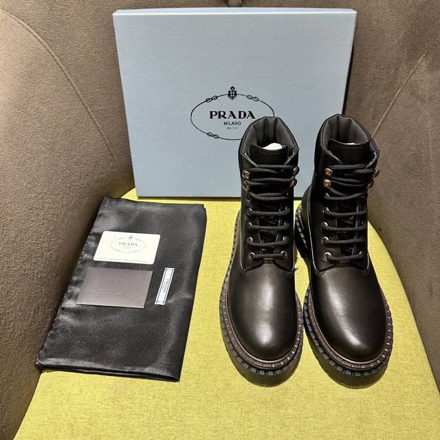 Prada Wa Fall/Winter New Classic Martin Boots. Versatile style with a thick sole