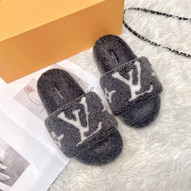 New Louis Vuitton LV Fleece Slippers with Dyed Finish. A super trendy, thick fle