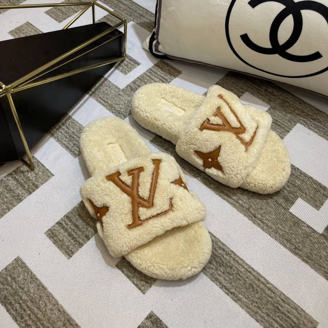 Lv New Teddy Fur Slippers in New Colors Louis Vuitton's super popular lamb's woo