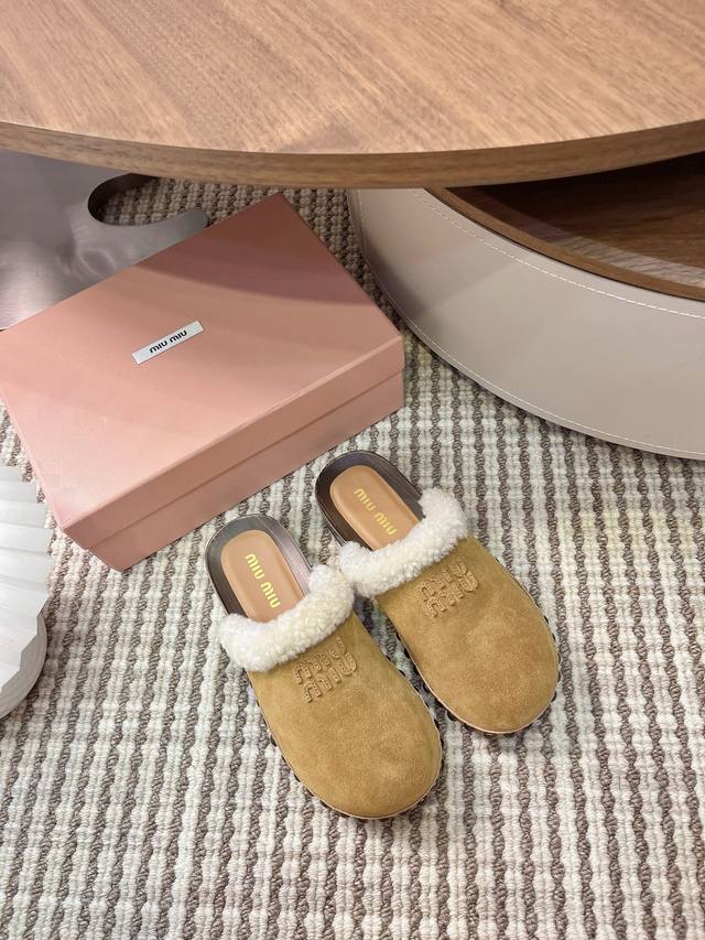 Miu's new suede wool slippers lead a new fashion trend. Effortlessly chic and st