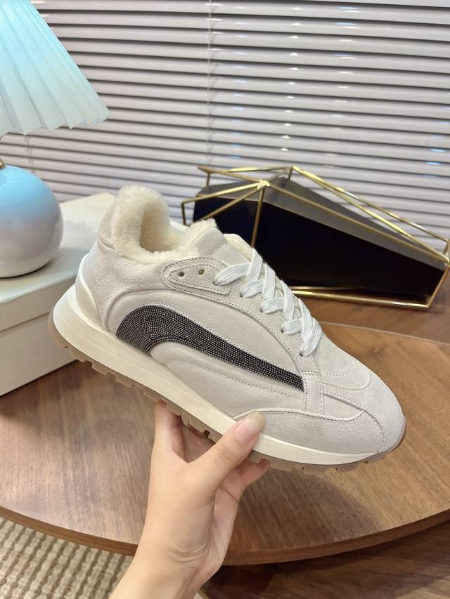 The most popular all-season casual sports furry shoes, both domestically and int