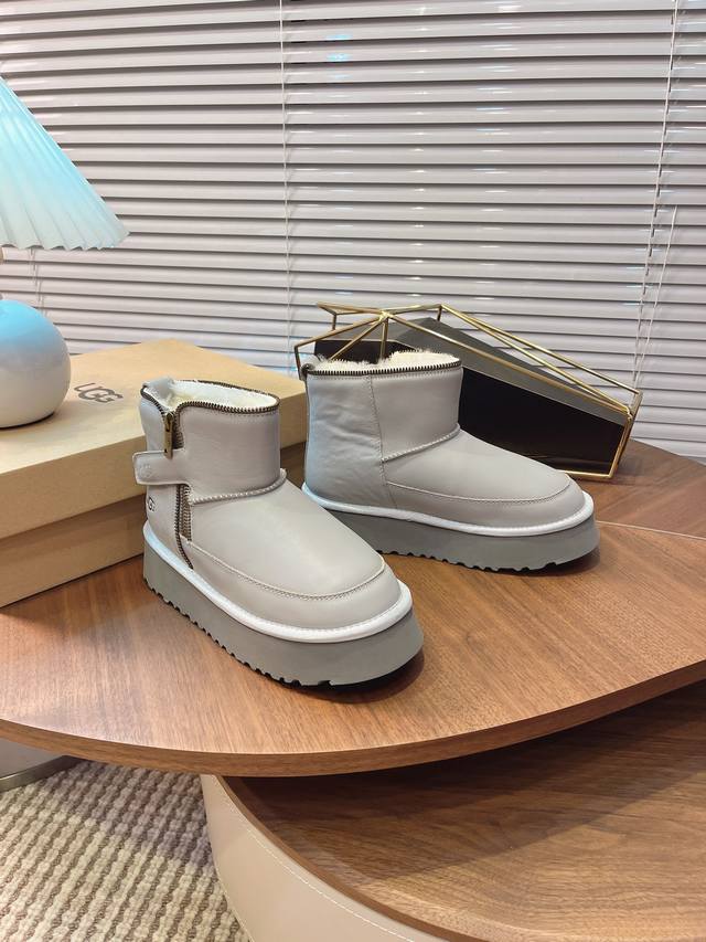 Motorcycle Style Thick-Soled Ugg Snow Boots with Furry Shoes. Original mold, dee