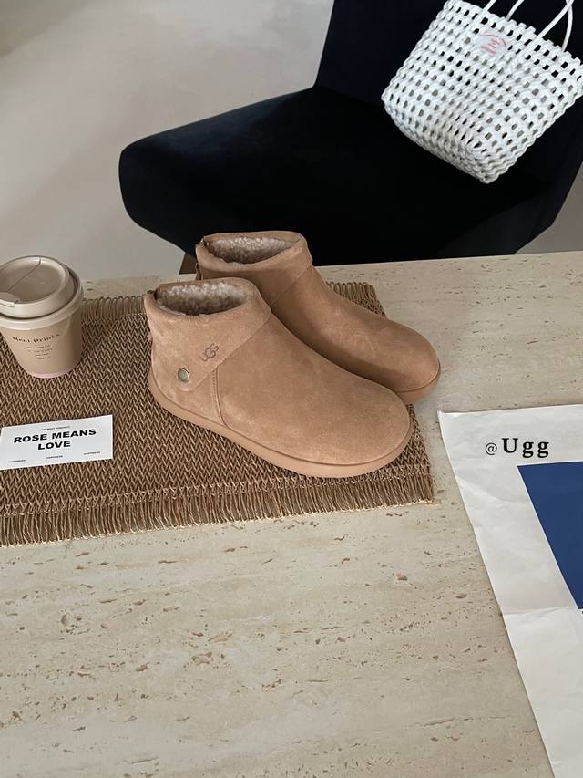 Ugg I Korean-style Birkenstocks with a small scarf Wearing ankle boots gives off