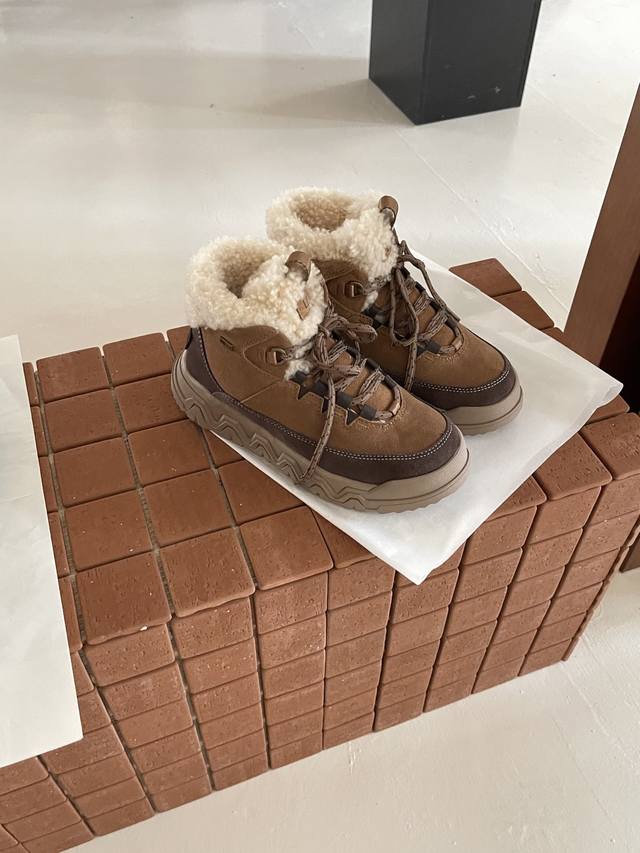 Ugg Territorial Cozy Couple Lace-up Boots A clash between outdoor soles and snow
