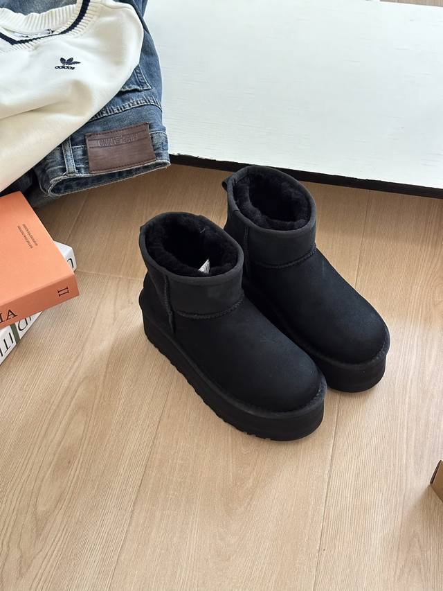 Ugg. Autumn/Winter vibe, 5cm platform low-top boots. The most popular platform e