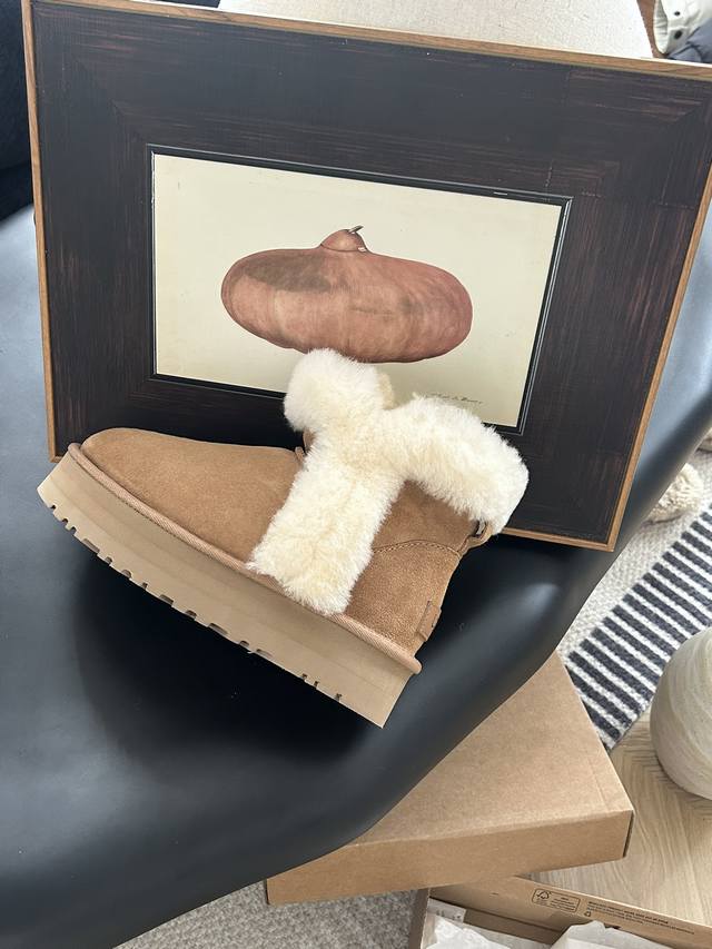 Ugg. Thick-soled, adorable alpaca fur-trimmed snow boots, 1:1 replica of the sam