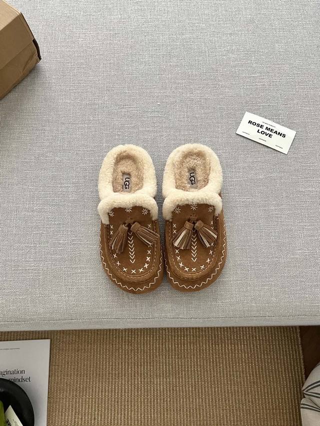 Retro Tassel Embroidered Slip-Ons The soft and delicate suede upper | The swayin