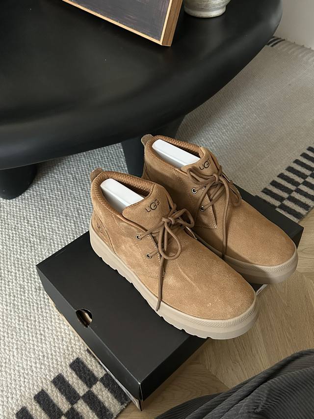 A retro-style, casual, versatile, comfortable, and with good anti-slip propertie