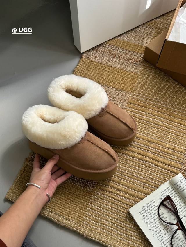 Ugg3Cmtazite Thick-Soled Tatzite A pair of snow boots with an autumn/winter vibe