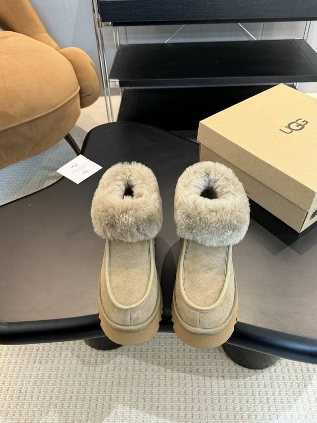 Ugg continues the ever-popular round toe design, adding a new non-slip washboard