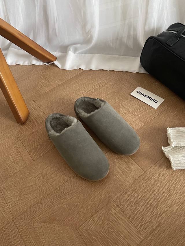 Elia Slip-Ons features the signature 10mm sheepskin lining and insole, providing