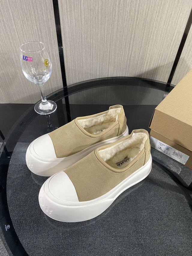 New Snow Boots, Low-Cut, Wide-Toe Shoes. Made of cowhide leather with rolled edg