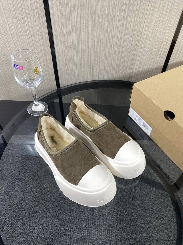 New Snow Boots, Low-Cut, Wide-Toe Shoes. Made of cowhide leather with rolled edg