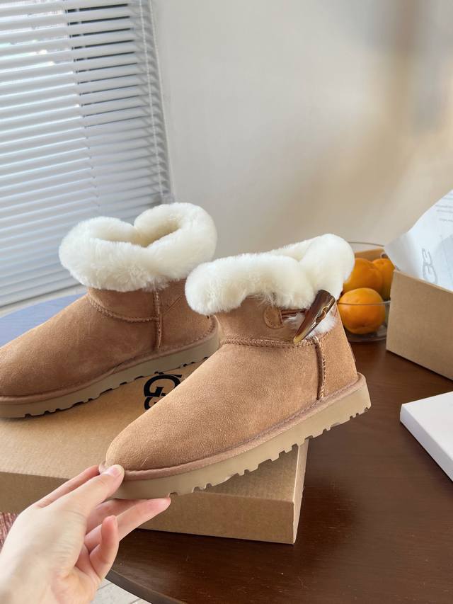 A thin-soled, horn-shaped shoe with a great cut. Made with pure wool suede and h